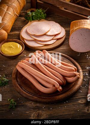 Tranches de viande de charcuterie et saucisses de Frankfurter servies avec de la moutarde Banque D'Images