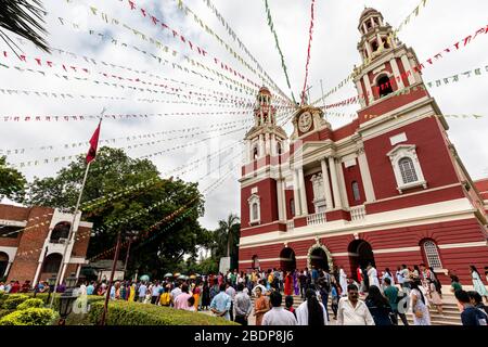 Les dévots chrétiens se sont rassemblés à la célèbre cathédrale du Sacré-cœur à New Delhi, en Inde Banque D'Images