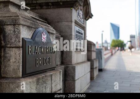 Blackfriars Bridge est un pont de circulation routière et de pied. Le pont actuel a ouvert ses portes le 6 novembre 1869. Il a été précédé du pont de Waterloo. Banque D'Images