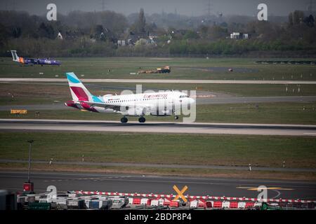 Düsseldorf, Allemagne. 9 avril 2020. L'avion de vol EW6703 de Sibiu touche sur la piste. Premiers avions avec des travailleurs de la récolte de Roumanie terres en Allemagne. La Roumanie permet aux travailleurs saisonniers de quitter l'avion malgré la crise de Corona. Pour aider à la récolte et à d'autres travaux de terrain urgents, 40 000 personnes chacune peuvent venir en avril et mai. Les agriculteurs paient les vols, qui sont offerts à des tarifs spéciaux. Crédit: Fabian Strauch/dpa/Alay Live News Banque D'Images