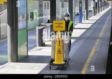 - la città di Milano sotto blocco totale e quarantena causa dell'épidemia di Coronavirus nei primi giorni della primavera 2020; Personale di servizio nella stazione Cadorna delle ferrovie regionali Trenord - la ville de Milan sous blocus total et quarantaine en raison de l'épidémie de coronavirus dans les premiers jours du printemps 2020; personnel de service dans la gare de Cadorna des chemins de fer régionaux Trenord Banque D'Images