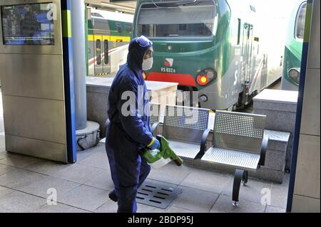 - la città di Milano sotto blocco totale e quarantena causa dell'épidemia di Coronavirus nei primi giorni della primavera 2020; Intervento di sanificazione con liquido désinfecettante nella stazione Cadorna delle ferrovie regionali Trenord - la ville de Milan sous blocus total et quarantaine en raison de l'épidémie de Coronavirus dans les premiers jours du printemps 2020; intervention de désinfection avec liquide désinfectant dans la station de Cadorna des chemins de fer régionaux Trenord Banque D'Images