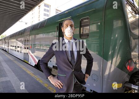 - la città di Milano sotto blocco totale e quarantena causa dell'épidemia di Coronavirus nei primi giorni della primavera 2020; Capotreno nella stazione Cadorna delle ferrovie regionali Trenord - la ville de Milan sous blocus total et quarantaine en raison de l'épidémie de Coronavirus au début du printemps 2020; conducteur de train à la gare de Cadorna des chemins de fer régionaux Trenord Banque D'Images