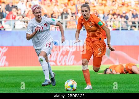 Sophie Schmidt (L) du Canada et Vivianne Miedema (R) des Pays-Bas en action lors du match de la coupe du monde des femmes de la FIFA 2019 entre les Pays-Bas et le Canada au stade Stade Auguste-Delaune.(score final : Pays-Bas 2:1 Canada) Banque D'Images