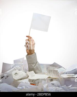 Image conceptuelle pour les entreprises montrant un bras qui sort d'une pile de reçus et de travail papier avec un drapeau blanc montrant des luttes d'affaires. Banque D'Images