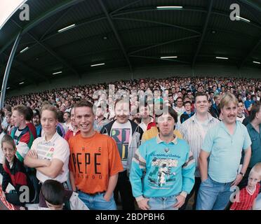 Août 1990, match de football amical à Walsall FC, contre Aston Villa, pour marquer l'ouverture du nouveau stade, West Midlands, Royaume-Uni Banque D'Images