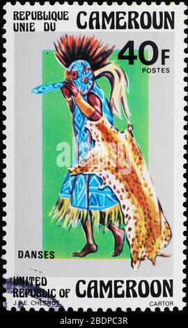 Danseuse du Cameroun sur timbre-poste Banque D'Images