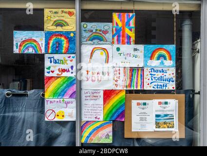 Timoleague, West Cork, Irlande. 9 avril 2020. Des enfants locaux de Timoleague ont créé des dessins qui remercient le personnel de première ligne pour ses efforts dans la lutte contre Covid-19. Les photos sont dans la fenêtre du restaurant local Timoleague, Dillon's. Crédit : AG News/Alay Live News Banque D'Images