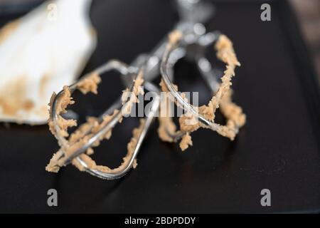 Des saletés sales de l'émiseur électrique sur une planche à découper noire. Banque D'Images