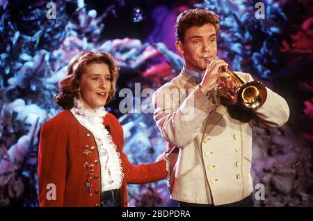 Auftritt der beiden Musiker STEFANIE HERTEL und STEFAN MROSS in der Sendung WENN DIE MUSI SPIELT, Deutschland 1998. Performance des deux musiciens STEFANIE HERTEL et STEFAN MROSS dans le programme WENN DIE MUSI SPIELT, Allemagne 1998. Banque D'Images