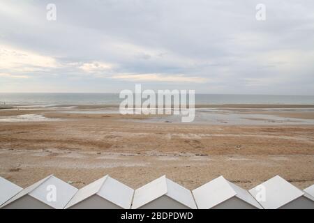 Les toits de plage de Cabourg Beach, Normandie Banque D'Images