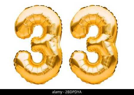 Numéro 33 trente-trois de ballons gonflables dorés isolés sur blanc. Ballons d'hélium, numéros de feuilles d'or. Décoration de fête, signe anniversaire Banque D'Images