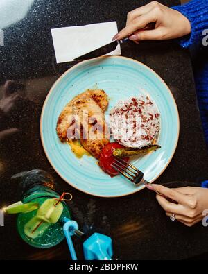 côtelettes de poulet et riz avec légumes frits Banque D'Images