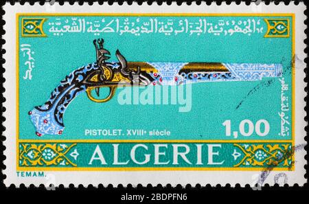 Pistolet ancien sur timbre-poste algérien Banque D'Images