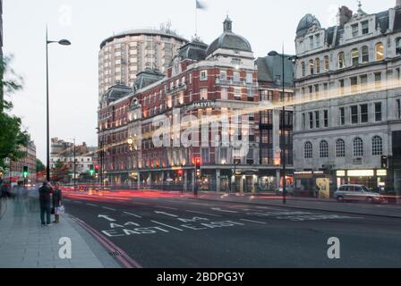 Harvey Nichols, 101 Knightsbridge, Belgravia, Londres SW1X 7RQ par C. W. Stephens Banque D'Images