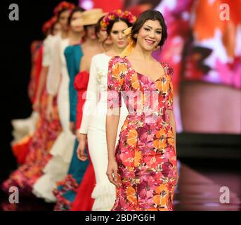 SIMOF 2020 - les modèles marchent sur la piste de la collection Maria Fernandez Fuentes à Séville, Espagne Banque D'Images