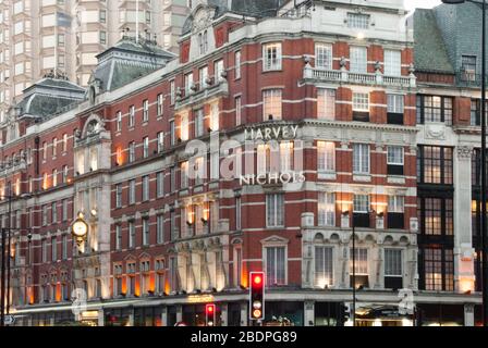 Harvey Nichols, 101 Knightsbridge, Belgravia, Londres SW1X 7RQ par C. W. Stephens Banque D'Images