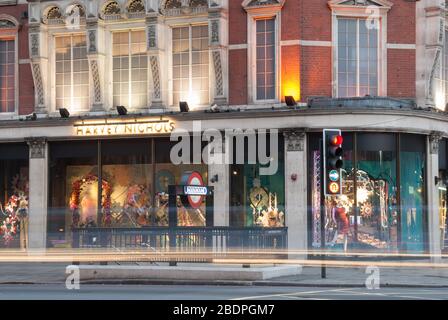 Harvey Nichols, 101 Knightsbridge, Belgravia, Londres SW1X 7RQ par C. W. Stephens Banque D'Images