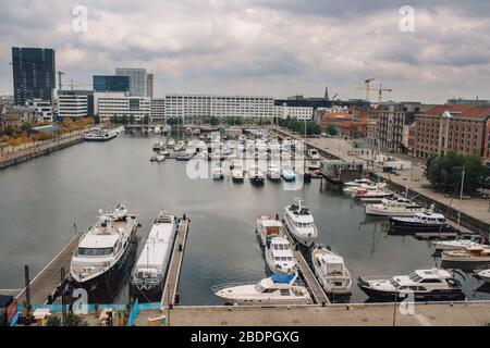 Vue panoramique sur la cathédrale de la Vierge bénie Marie et l'église Saint-Paul d'Anvers, Belgique. Vue du Musée an de Strom sur un Sunny d Banque D'Images