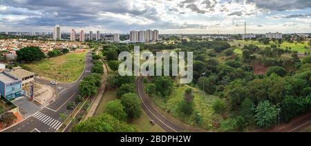 Campo Grande - MS, Brésil - 27 mars 2020: Photo panoramique prise au Parc écologique de la Soter, rue Salsa Parrilha. Frontière entre Mata do Jacinto n Banque D'Images