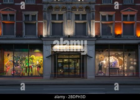 Harvey Nichols, 101 Knightsbridge, Belgravia, Londres SW1X 7RQ par C. W. Stephens Banque D'Images