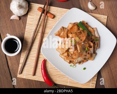 Nouilles Biang Biang servies avec de la poudre de Chili, de l'ail, des oignons de printemps et de la sauce soya Banque D'Images