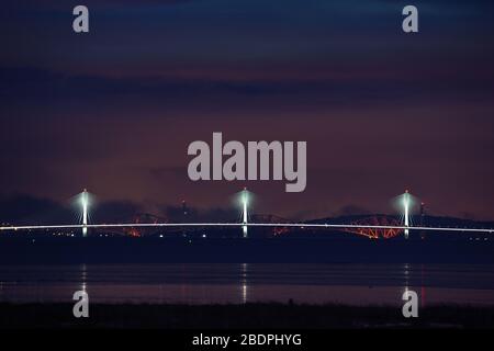 Grangemouth, Royaume-Uni. 8 avril 2020. Photo : le Queensferry Crossing, le plus récent pont d'Écosse et le troisième Firth of Forth Crossing qui relie Fife et Lothian et qui transporte l'autoroute M90, qui s'étend sur 1.7 km, est le plus long pont à trois tours et à passage par câble du monde et de loin le plus grand à avoir des câbles qui traversent le milieu de la portée. Cette conception innovante offre une résistance et une rigidité supplémentaires, permettant aux tours et à la terrasse d'être plus minces et élégantes. Crédit : Colin Fisher/Alay Live News. Banque D'Images