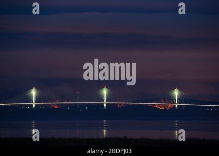 Grangemouth, Royaume-Uni. 8 avril 2020. Photo : le Queensferry Crossing, le plus récent pont d'Écosse et le troisième Firth of Forth Crossing qui relie Fife et Lothian et qui transporte l'autoroute M90, qui s'étend sur 1.7 km, est le plus long pont à trois tours et à passage par câble du monde et de loin le plus grand à avoir des câbles qui traversent le milieu de la portée. Cette conception innovante offre une résistance et une rigidité supplémentaires, permettant aux tours et à la terrasse d'être plus minces et élégantes. Crédit : Colin Fisher/Alay Live News. Banque D'Images