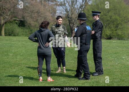 Les policiers parlent à des membres du public dans un parc de Northampton, alors que Northants police les annonce renforcer leur action sociale de distanciation, alors que le Royaume-Uni continue de se maintenir en position pour aider à freiner la propagation de Covid-19. Banque D'Images