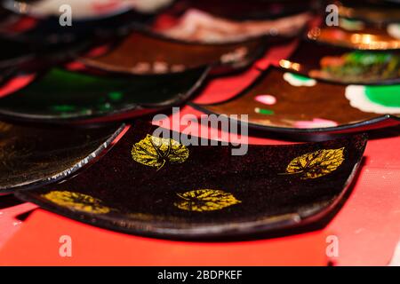 Bols colorés, artisanat sur le marché de nuit à Luang Prabang - Laos Banque D'Images