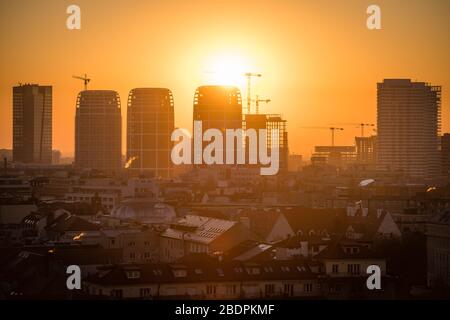 Vue tôt le matin sur la ville de Bratislava avec de nouveaux gratte-ciel, Slovaquie Banque D'Images