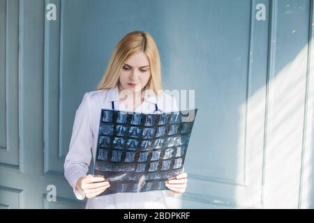 Portrait de jeune femme médecin regardant la radiographie Banque D'Images