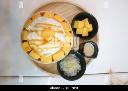 rasez la glace, la glace rasée ou la glace à flocons de neige avec la garniture de mangue Banque D'Images