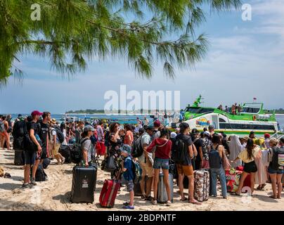 Vue horizontale des touristes qui embarquant sur les ferries à Gili Trawangan, Indonésie. Banque D'Images
