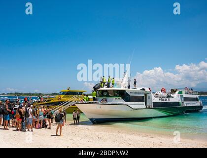 Vue horizontale des touristes qui embarquant sur les ferries à Gili Trawangan, Indonésie. Banque D'Images
