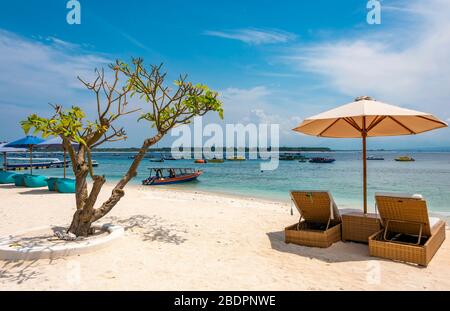 Vue horizontale sur les chaises longues de la plage à Gili Trawangan, Indonésie. Banque D'Images