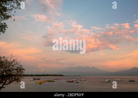 Vue horizontale de Gili Trawangan à Lombok au coucher du soleil, Indonésie. Banque D'Images