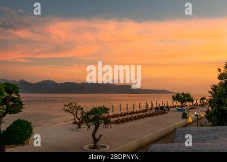 Vue horizontale sur le détroit de Lombok de Gili Trawangan à Lombok au coucher du soleil, Indonésie. Banque D'Images