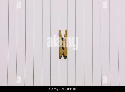 Clothesspin en bois sur une surface doublée blanche vue de dessus Banque D'Images