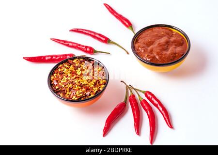 Sauce au piment fort, harissa, Tunisie traditionnelle, marocaine, adjika de cuisine arabe, épices au piment et poivrons rouges frais, isoler Banque D'Images