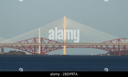 Grangemouth, Royaume-Uni. 8 avril 2020. Photo : le Queensferry Crossing, le plus récent pont d'Écosse et le troisième Firth of Forth Crossing qui relie Fife et Lothian et qui transporte l'autoroute M90, qui s'étend sur 1.7 km, est le plus long pont à trois tours et à passage par câble du monde et de loin le plus grand à avoir des câbles qui traversent le milieu de la portée. Cette conception innovante offre une résistance et une rigidité supplémentaires, permettant aux tours et à la terrasse d'être plus minces et élégantes. Crédit : Colin Fisher/Alay Live News. Banque D'Images