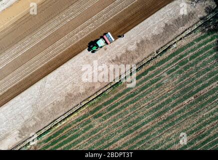 Wuzhong. 9 avril 2020. La photo aérienne prise le 9 avril 2020 montre un tracteur sans pilote avec système de navigation Beidou installé sur un champ de paddy dans une zone de démonstration agricole intelligente dans le village de Tawan, dans le district de Litong, dans la ville de Wuzhong, dans la région autonome de Ningxia hui, au nord-ouest de la Chine. Ces dernières années, l'autorité locale du district de Litong à Wuzhong City a intensifié ses efforts pour développer une agriculture intelligente, afin d'améliorer l'efficacité et de réduire le coût de production. Crédit: Feng Kaihua/Xinhua/Alay Live News Banque D'Images