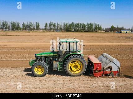 Wuzhong. 9 avril 2020. La photo aérienne prise le 9 avril 2020 montre un tracteur sans pilote avec système de navigation Beidou installé sur un champ de paddy dans une zone de démonstration agricole intelligente dans le village de Tawan, dans le district de Litong, dans la ville de Wuzhong, dans la région autonome de Ningxia hui, au nord-ouest de la Chine. Ces dernières années, l'autorité locale du district de Litong à Wuzhong City a intensifié ses efforts pour développer une agriculture intelligente, afin d'améliorer l'efficacité et de réduire le coût de production. Crédit: Feng Kaihua/Xinhua/Alay Live News Banque D'Images