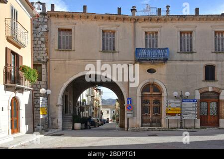 Une rue étroite entre les maisons de Civitanova del Sannio, une ville de la province de Isernia, Italie Banque D'Images