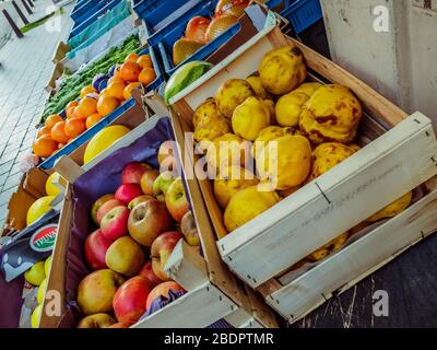 Des aliments frais avec fruits et légumes dans un marché extérieur Banque D'Images