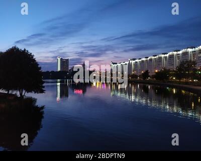 La nuit rivière Svisloch près de l'île de larmes et de la Trinité sujet Banque D'Images