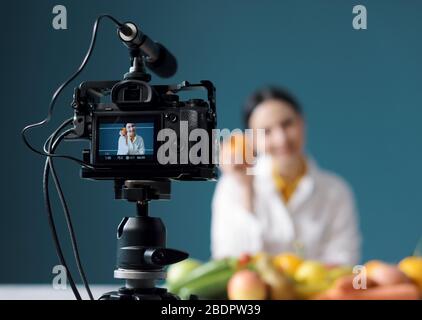 Nutritionniste professionnel de femme parler d'un régime sain et de faire un blog vidéo Banque D'Images