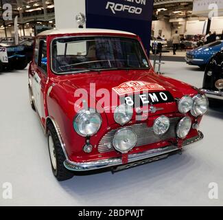 Vue avant des trois quarts d'un Red, préparé pour les rallyes, 1963, Morris Mini Cooper exposé au salon de voiture classique de Londres 2020 Banque D'Images