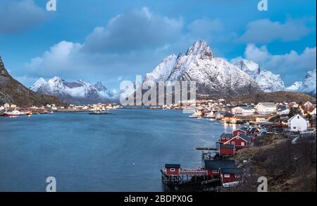 Magnifique village de pêcheurs de Reine dans les îles Lofoten en hiver, Norvège Banque D'Images