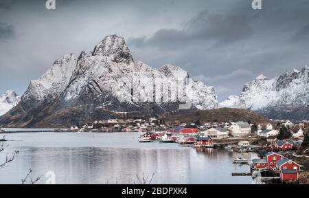 Magnifique village de pêcheurs de Reine dans les îles Lofoten en hiver, Norvège Banque D'Images